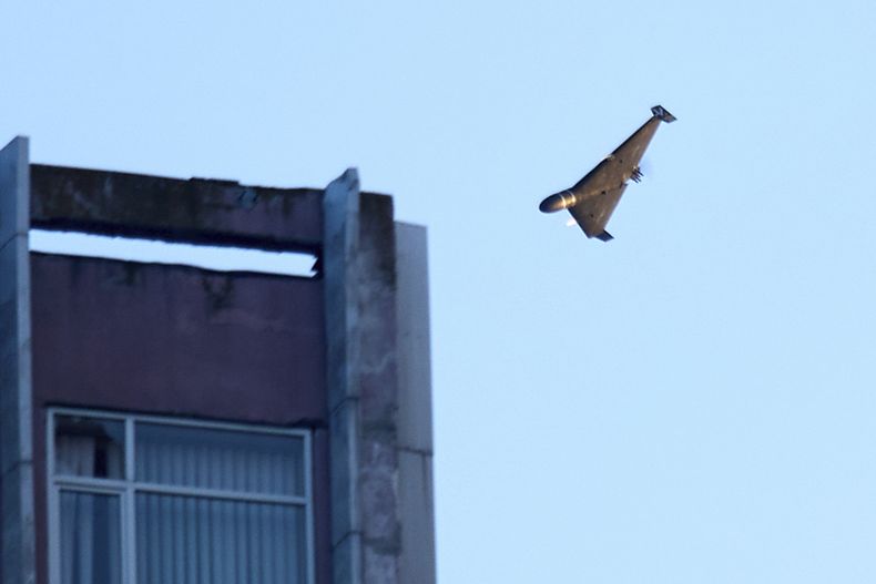 Un dron ruso ataca un edificio durante una ofensiva aérea con aviones no tripulados y misiles sobre Kiev, Ucrania, el 17 de junio de 2025. (AP Foto/Efrem Lukatsky)