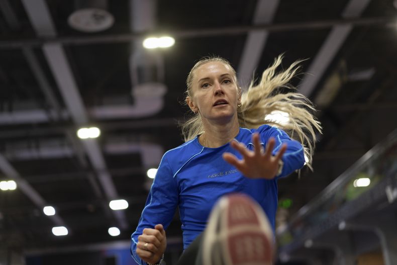 La vallista ucraniana Anna Ryzhykova entrena en Kiev el lunes 8 de enero de 2024 (AP Foto/Evgeniy Maloletka)