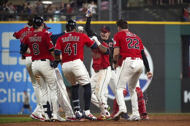 Lane Thomas., el dominicano Carlos Santana y Nolan Jones felicitan a su compañero, el dominicano José Ramírez, tras la victoria de los Guardianes de Cleveland sobre los Azulejos de Toronto, el miércoles 25 de junio de 2025 (AP Foto/Phil Long)