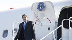 El secretario de Estado de Estados Unidos, Marco Rubio, desembarca de un avión militar a su llegada al aeropuerto internacional Quebec City Jean Lesage en Quebec, Canadá, el 12 de marzo de 2025, en su viaje a una reunión de ministros de Exteriores del G7. (Saul Loeb/Pool Foto via AP)