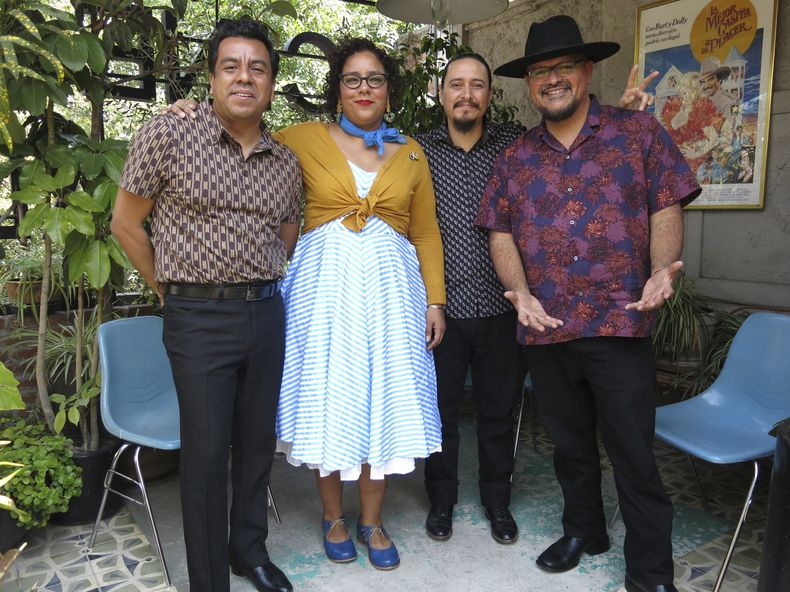 Los integrantes de la banda estadounidense La Santa Cecilia; Pepe Carlos, de izquierda a derecha, Marisoul, Alex Bendaña y Miguel Oso Ramírez, posan para un retrato durante una entrevista sobre su documental, Alma Bohemia, en la Ciudad de México el 5 de marzo de 2024. (Foto AP/Berenice Bautista)