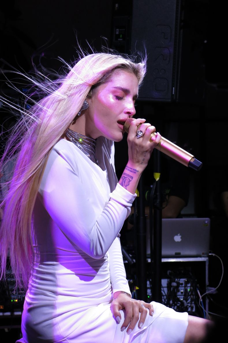 La cantautora venezolana Elena Rose se presenta en un concierto de lanzamiento de su álbum Bendito Verano en la Ciudad de México, el miércoles 22 de octubre de 2025. (Foto AP/Berenice Bautista)