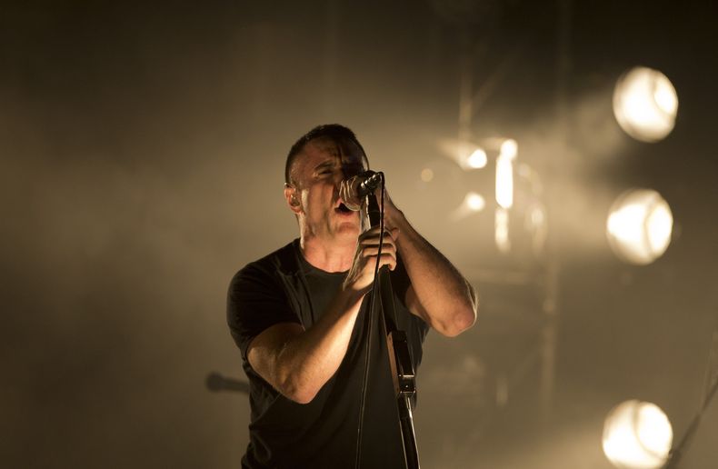 ARCHIVO - Trent Reznor de Nine Inch Nails se presenta en el festival Vive Latino en la Ciudad de México el 27 de marzo de 2014. (Foto AP/Rebecca Blackwell, archivo)