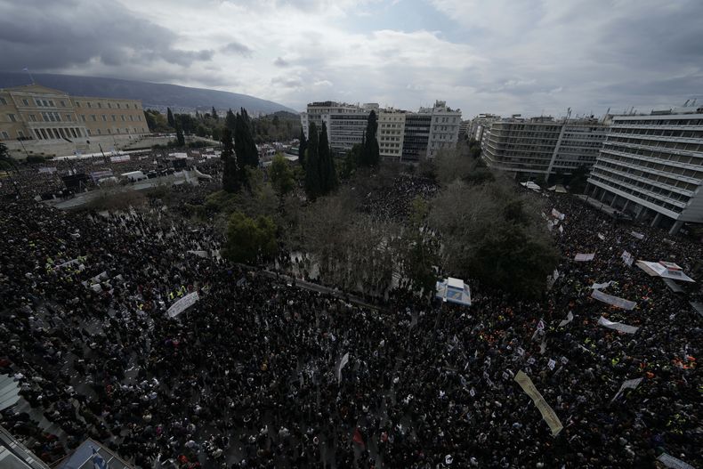 Manifestantes se congregan en la plaza Sintagma, en el centro de Atenas, Grecia, para conmemorar el segundo aniversario de un letal accidente de tren que provocó cientos de movilizaciones y una huelga general, el 28 de febrero de 2025. (AP Foto/Thanassis Stavrakis)