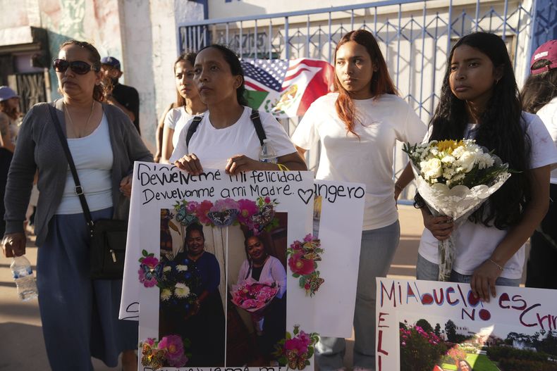 Familiares exigen el retorno de la inmigrante Emma de Paz, quien fue detenida por agentes del Servicio de Inmigración y Control de Aduanas afuera de una tienda de Home Depot el 19 de junio, durante un evento contra las redadas migratorias del gobierno de Estados Unidos, en Los Ángeles, el martes 1 de julio de 2025. (AP Foto/Damian Dovarganes)