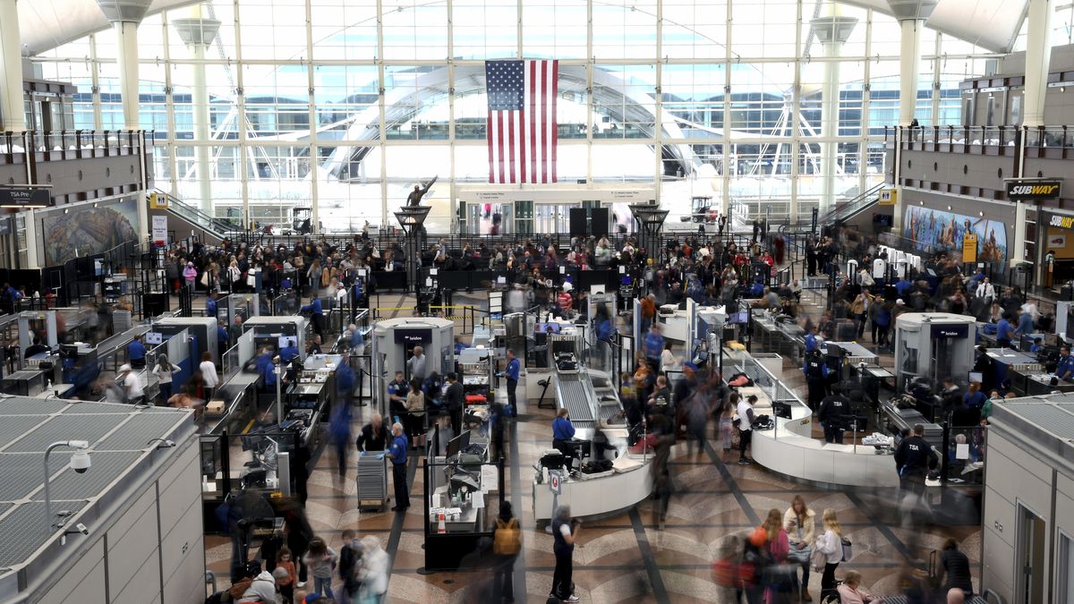 Pasajeros evacuan avión en aeropuerto de Denver tras problema en tren ...