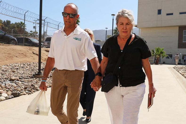 Debra y Martin Robinson, padres de los hermanos australianos Callum y Jake Robinson, llegan al tribunal para el juicio de los hombres acusados de asesinarlos, en Ensenada, México, el jueves 8 de octubre de 2026. (Foto AP/Karen Castañeda)