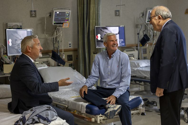 Foto suministrada por el Hospital General de Massachusetts que muestra al paciente Mike Garrity (cent) con los médicos Joe Garasic (izq) y Randy Zusman en Boston, el 25 de septiembre del 2024. (Jeffrey Andree/ Hospital General de Massachusetts via AP)