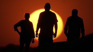 Un grupo de personas observa el atardecer en Liberty Memorial en Kansas City, Missouri, el 12 de mayo del 2025. (AP foto/Charlie Riedel)