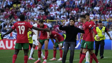 Un invasor de campo intenta tomarse una fotografía con el delantero de Portugal Cristiano Ronaldo en el encuentro ante Turquía del Grupo F el sábado 22 de junio del 2024. (AP Foto/Themba Hadebe)