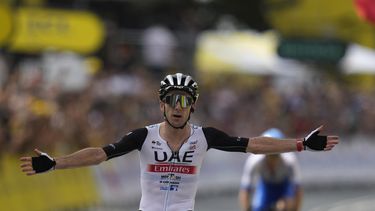 Adam Yates celebra tras ganar la primera etapa del Tour de Francia en Bilbao, España, el sábado 1 de julio de 2023. (AP Foto/Thibault Camus)