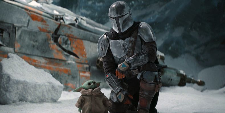 En esta imagen proporcionada por Disney+, Pedro Pascal en una escena de The Mandalorian. Jon Favreau dirigirá la película The Mandalorian & Grogu que comenzará a ser producida este año, informaron Lucasfilm y Disney el martes 9 de enero de 2024. (Disney+ vía AP)