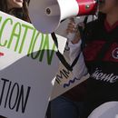ARCHIVO - Estudiantes protestan en la Universidad Estatal de Arizona contra un evento que alienta a los alumnos a reportar a sus compañeros delincuentes al ICE para que sean deportados, el 31 de enero de 2025, en Tempe, Arizona. (AP Foto/Ross D. Franklin, Archivo)