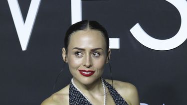 La actriz Zuria Vega posa en la alfombra roja de la serie de Netflix Las viudas de los jueves en la Ciudad de México el martes 5 de septiembre de 2023. (Foto AP/Berenice Bautista)