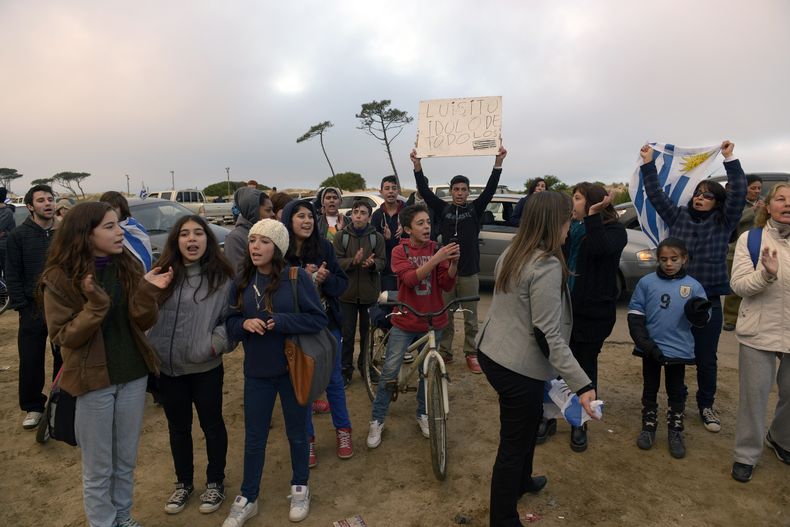 Admiradores del futbolista uruguayo Luis Su&aacute;rez se re&uacute;nen frente a su casa en las inmediaciones de Montevideo, el viernes 27 de junio de 2014 (AP Foto/Matilde Campodonico)