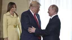 ARCHIVO - La primera dama Melania Trump observa mientras el presidente estadounidense Donald Trump y el mandatario ruso Vladímir Putin se saludan en el Palacio Presidencial de Helsinki, Finlandia, el 16 de julio de 2018, previo a una reunión entre ambos dirigentes. (Alexei Nikolsky, Sputnik, Kremlin Pool Photo vía AP)