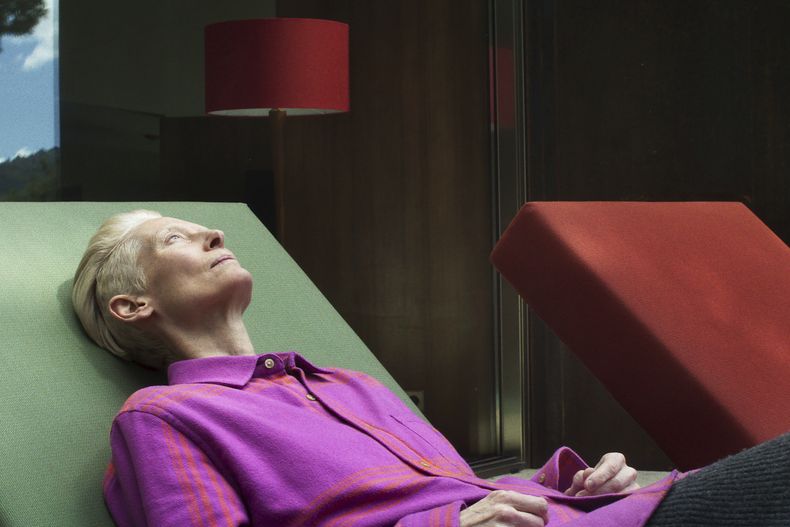 Esta imagen proporcionada por Sony Pictures Classics muestra a Tilda Swinton en una escena de The Room Next Door. (Sony Pictures Classics vía AP)