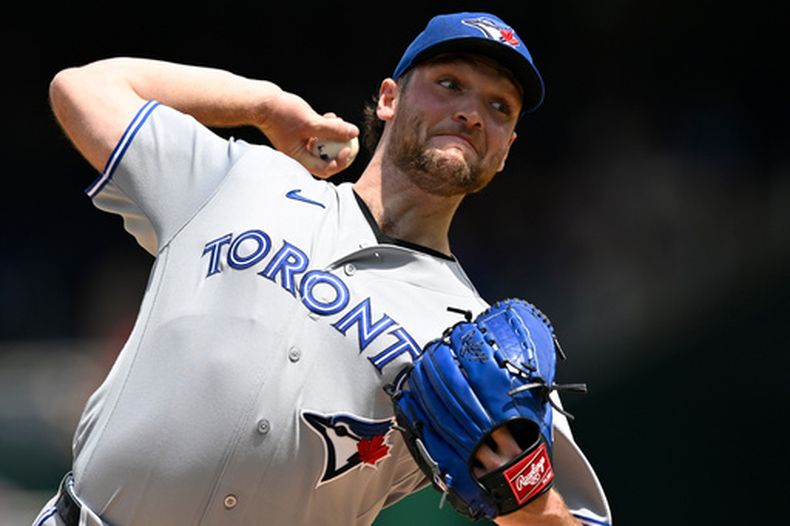 Trey Yesavage de los Azulejos de Toronto lanza contra los Nacionales de Washington, el miércoles 29 de julio de 2026, en Washington. (AP Foto/John McDonnell)