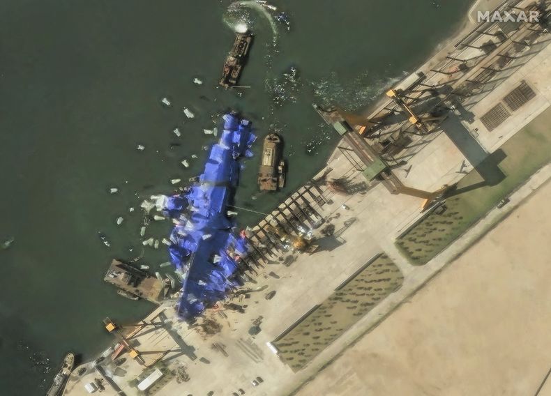 Esta imagen por satélite proporcionada por Maxar Technologies muestra el nuevo destructor de la Armada norcoreana el 24 de mayo de 2025, en Chongjin, Corea del Norte. (Maxar Technologies via AP)