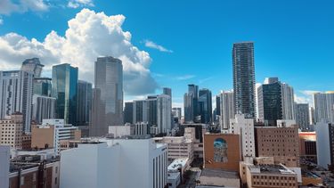 casi 80 mil personas han abandonado miami: la ciudad del sol disminuye su poblacion por primera vez en mas de 50 anos