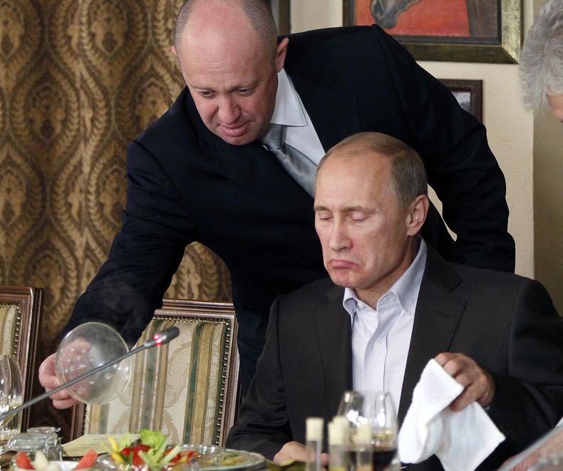 ARCHIVO - Yevgeny Prigozhin sirve comida al entonces primer ministro ruso Vladímir Putin en el restaurante de Prigozhin en las afueras de Moscú, Rusia, el 11 de noviembre de 2011. (AP Foto/Archivo)