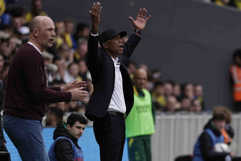 El técnico de Nantes Antoine Kombouare (centro) durante el partido contra Mónaco en la liga francesa, el domingo 9 de abril de 2023, en Nantes. (AP Foto/Jeremias Gonzalez)