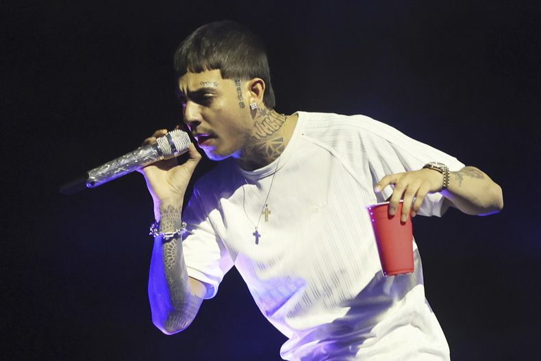 ARCHIVO - El cantante mexicano Natanael Cano se presenta en el festival de música AXE Ceremonia en el Parque Bicentenario en la Ciudad de México, el sábado 5 de abril de 2025. (Foto AP/Ginnette Riquelme, achivo)