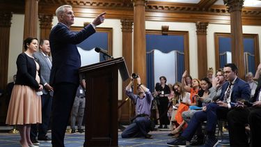 El presidente de la Cámara de Representantes, Kevn McCarthy, concede una pregunta a un reportero durante una conferencia de prensa en el Capitolio, en Washington, el viernes 14 de julio de 2023, después de que esa instancia legislativa aprobara la iniciativa anual de defensa. (AP Foto/Patrick Semansky)