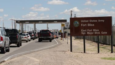 DHS pide a Pentágono 12.000 camas para familias migrantes