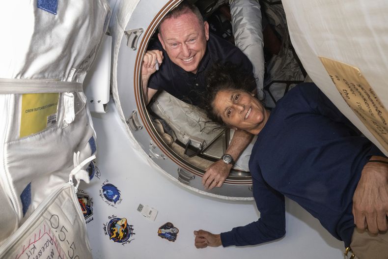 Foto suministrada por la NASA que muestra a los astronautas Butch Wilmore (izq) y Suni Williams en el vestíbulo entre la cápsula Harmony de la Estación Espacial Internacional y la nave Starlines de Boeing, el 13 de junio del 2024. (NASA via AP)