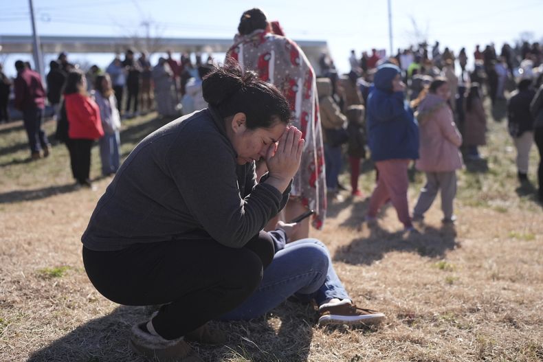 Dasia Pleitez reza mientras espera a su hija en un sitio de reencuentro tras un tiroteo en la Escuela Secundaria Antioch, en Nashville, Tennessee, el miércoles 22 de enero de 2025. (AP Foto/George Walker IV)