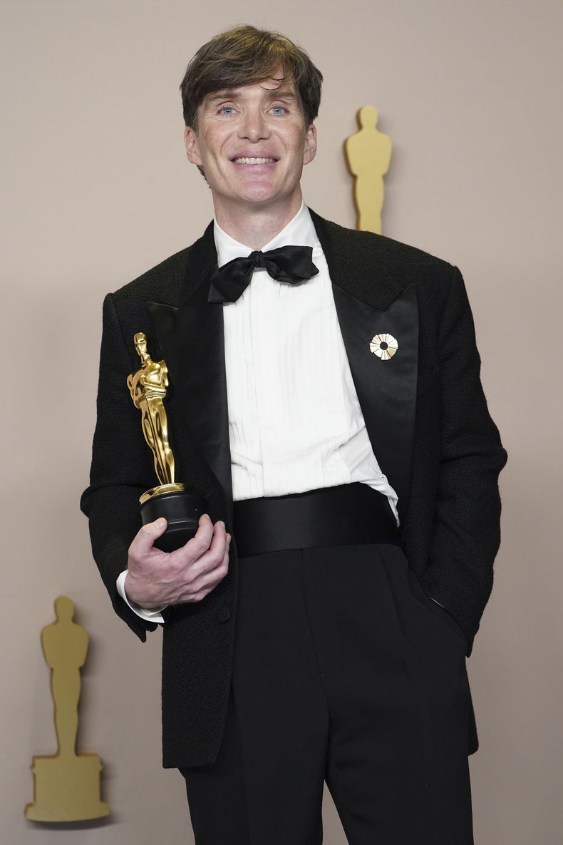 ARCHIVO - Cillian Murphy posa en la sala de prensa con el premio a mejor actor por Oppenheimer en los Oscar en Los Ángeles el 10 de marzo de 2024. (Foto Jordan Strauss/Invision/AP, archivo)