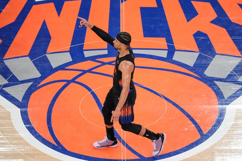 Josh Hart, base de los Knicks de Nueva York, festeja tras encestar un triple en el segundo partido de la final de la Conferencia Este ante los Cavaliers de Cleveland el jueves 21 de mayo de 2026 (AP Foto/Yuki Iwamura)