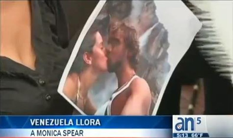 Un grupo de artistas marcharon hasta el Parlamento venezolano para condenar el asesinato de Mónica Spear y su esposo y exigir seguridad.