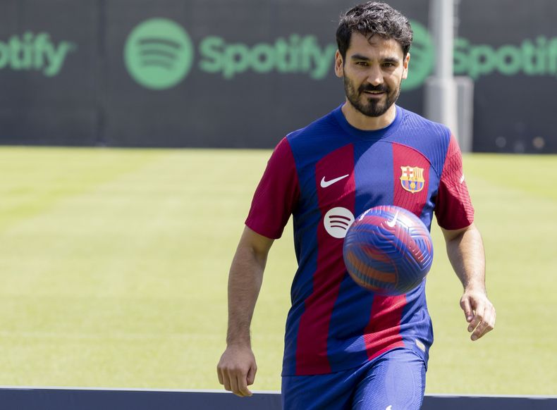 ARCHIVO - El volante alemán Ilkay Gundogan durante su presentación como jugador del Barcelona, el lunes 17 de julio de 2023. (AP Foto/Joan Monfort)