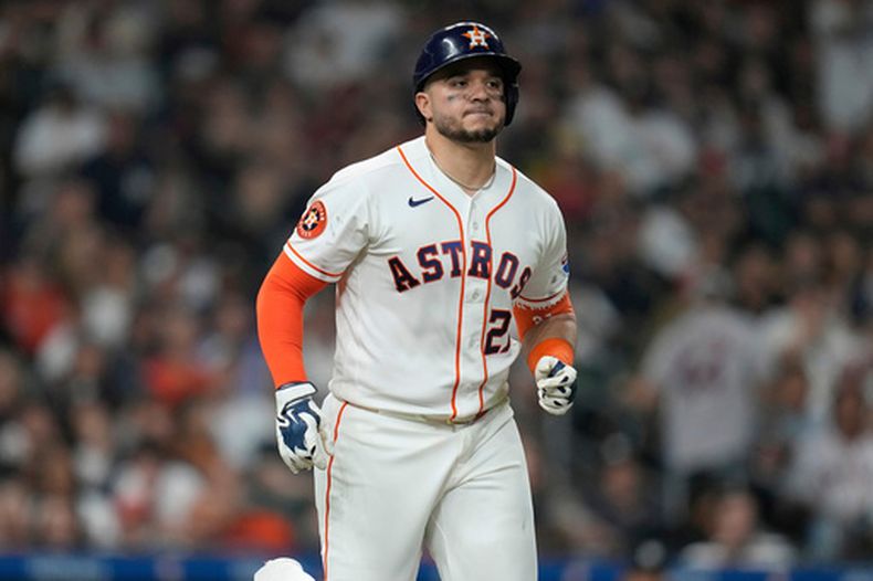 ARCHIVO - El bateador designado de los Astros de Houston, Yainer Díaz (21), reacciona tras ser ponchado por el lanzador de relevo de los Yankees de Nueva York, Fernando Cruz, durante la sexta entrada de un partido de béisbol, el sábado 25 de abril de 2026, en Houston. (Foto AP/Karen Warren, Archivo)
