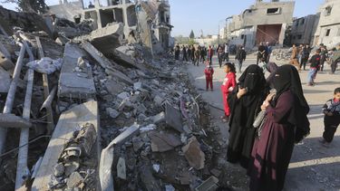 Palestinos observan la destrucción causada por el bombardeo israelí de la Franja de Gaza en Rafah, el lunes 4 de diciembre de 2023. (Foto AP/Hatem Ali)