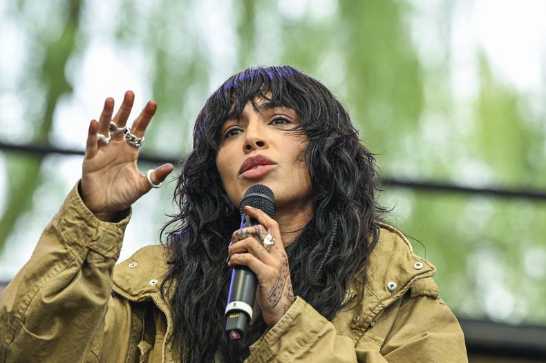 La ganadora del Festival de Eurovisión Loreen de Suecia en el escenario para celebrar con fanáticos en el parque Kungstradgarden en Estocolmo, Suecia, el martes 16 de mayo de 2023. Loreen (Lorine Talhaoui) ganó la final de Eurovisión en Liverpool el 13 de mayo con la canción Tattoo. (Anders Wiklund/TT News Agency vía AP)