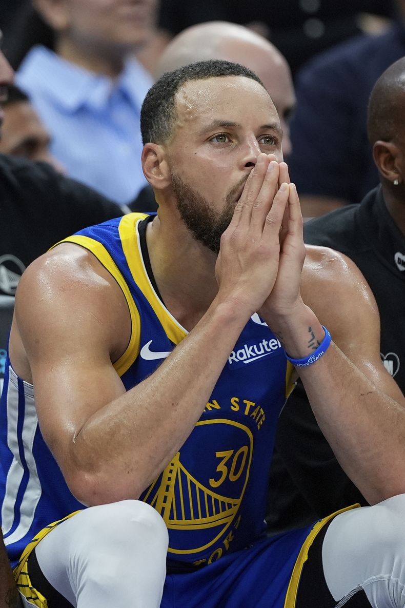 Stephen Curry, base de los Warriors de Golden State, se lamenta en la banca durante el partido ante los Kings de Sacramento, el martes 16 de abril de 2024 (AP Foto/Godofredo A. Vásquez)