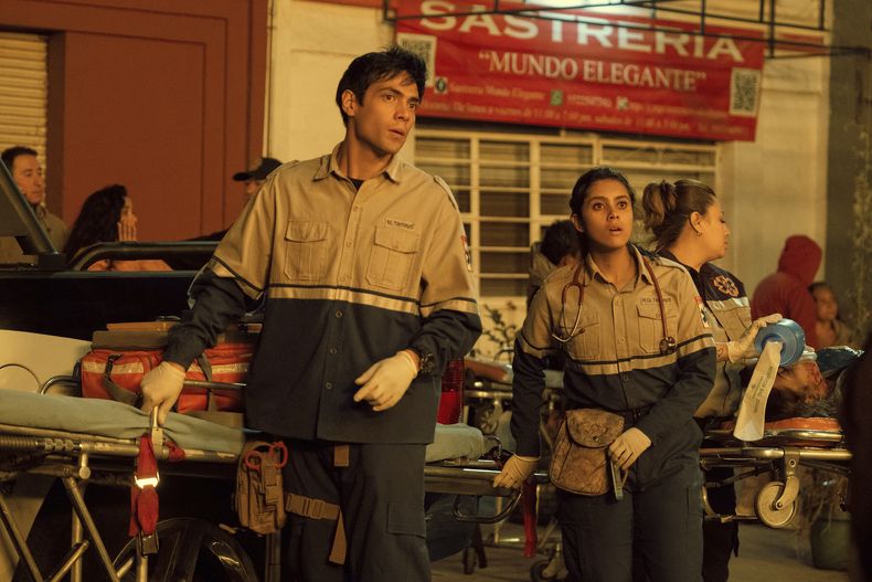 Esta imagen proporcionada por Apple TV, de izquierda a derecha, Diego Calva, izquierda, y Renata Vaca en una escena de Midnight Family. (Apple TV+ vía AP)