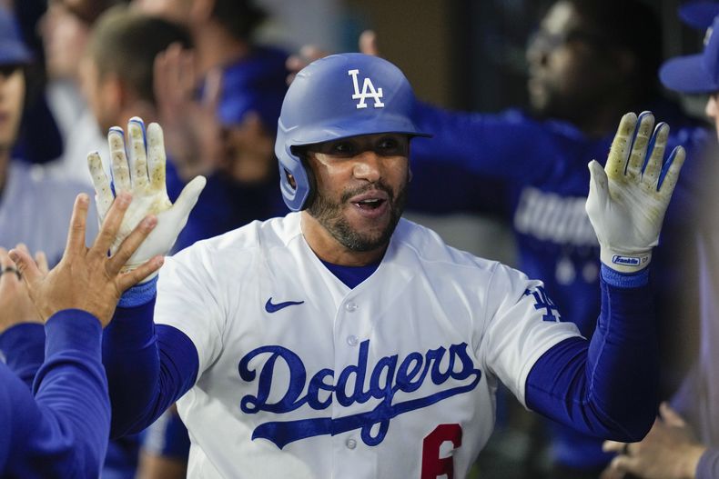 ARCHIVO - El venezolano David Peralta, de los Dodgers de Los Ángeles, festeja tras conectar un jonrón ante los Filis de Filadelfia, el lunes 1 de mayo de 2023 (AP Foto/Ashley Landis, archivo)