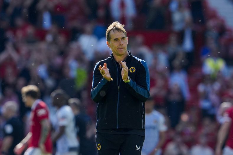 ARCHIVO - El técnico de Wolverhampton Julen Lopetegui al final del partido de la Liga Premier contra el Manchester United en el estadio Old Trafford, el sábado 13 de mayo de 2023. (AP Foto/Jon Super)