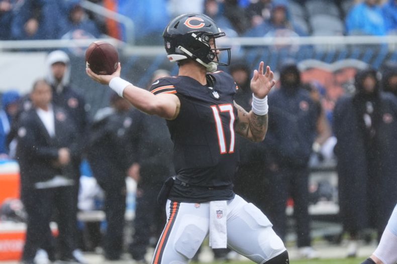 El quarterback de los Bears de Chicago Tyson Bagent busca lanzar el balón en el encuentro de la NFL ante los Vikings de Minnesota el domingo 20 de septiembre del 2026. (AP Foto/David Banks)