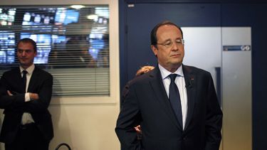americateve | El presidente franc&eacute;s Francois Hollande aguarda a ser entrevistado por la cadena de televisi&oacute;n BFM en Par&iacute;s el martes 6 de mayo del 2014. (Foto AP/Thibault Camus)