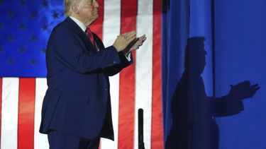 El presidente estadounidense Donald Trump llega a un evento para celebrar sus primeros 100 días en el cargo en Warren, Michigan, el martes 29 de abril de 2025. (AP Foto/Alex Brandon)