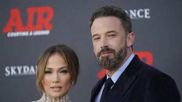 ARCHIVO - Jennifer Lopez y Ben Affleck llegan a la premiere de Air, el lunes 27 de marzo de 2023, en Los Ángeles. (AP Foto/Ashley Landis, Archivo)