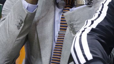 americateve | El jugador del Heat de Miami, LeBron James, gesticula desde la banca en un partido contra los Bulls de Chicago el domingo, 23 de febrero de 2014, en Miami. (AP Photo/Lynne Sladky)