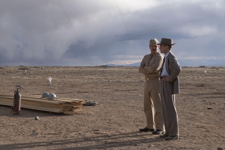 Matt Damon como el general Leslie Groves, izquierda, y Cillian Murphy como J. Robert Oppenheimer en una escena de Oppenheimer en una imagen proporcionada por Universal Pictures. (Universal Pictures vía AP)