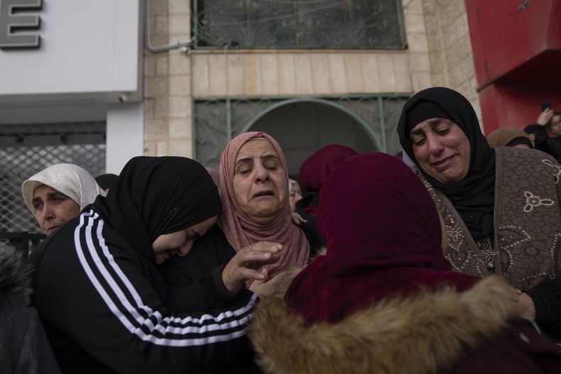 Palestinas lloran luego de ver por última vez el cuerpo de Suleiman Kanan, de 17 años, durante su funeral en Bir Zeit, Cisjordania, el lunes 15 de enero de 2024. (AP Foto/Nasser Nasser)