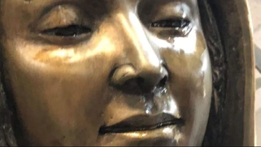 una estatua de la virgen maria lloro aceite de oliva
